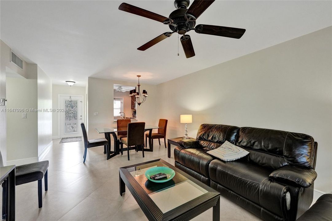 For Sale: $190,000 (2 beds, 2 baths, 944 Square Feet)