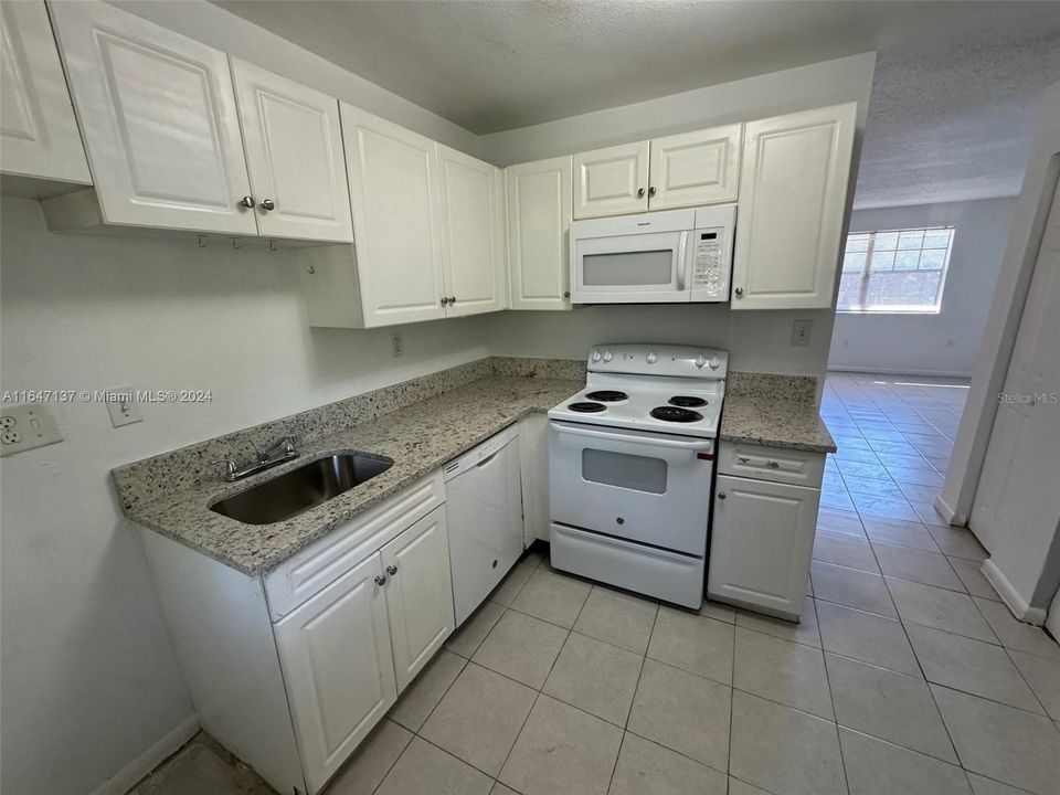 For Rent: $1,400 (2 beds, 1 baths, 899 Square Feet)