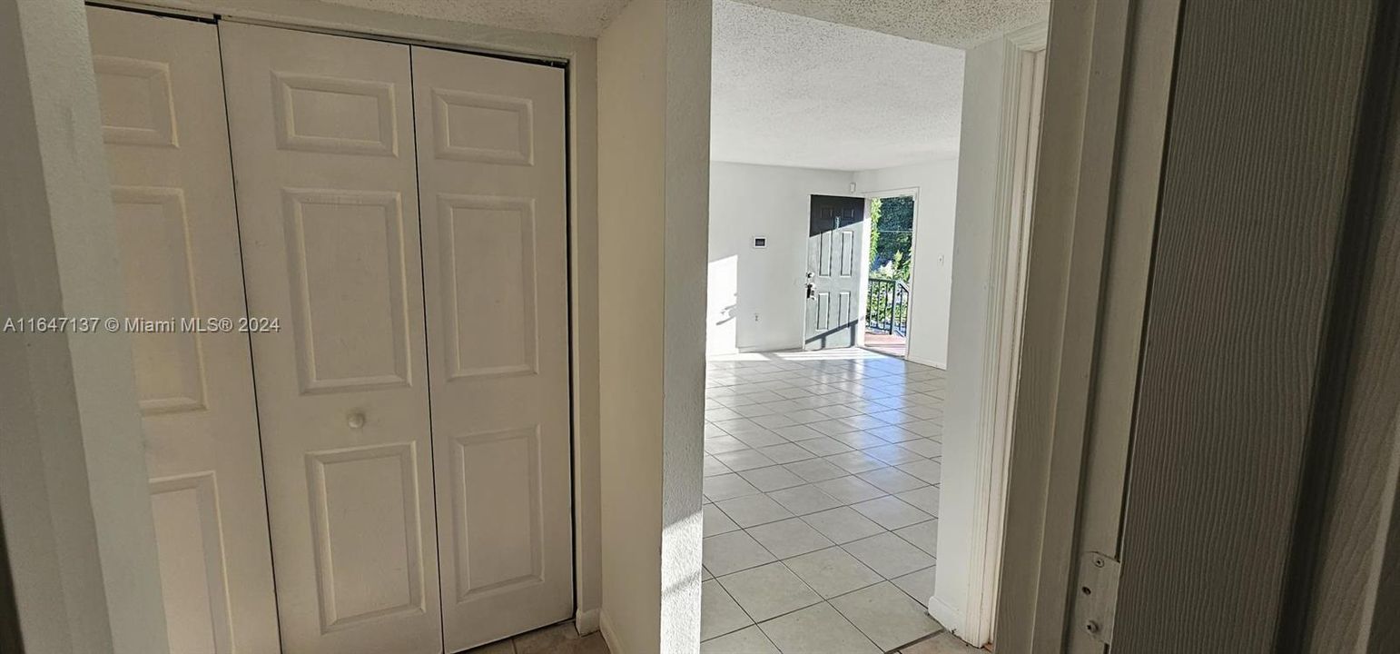 For Rent: $1,400 (2 beds, 1 baths, 899 Square Feet)