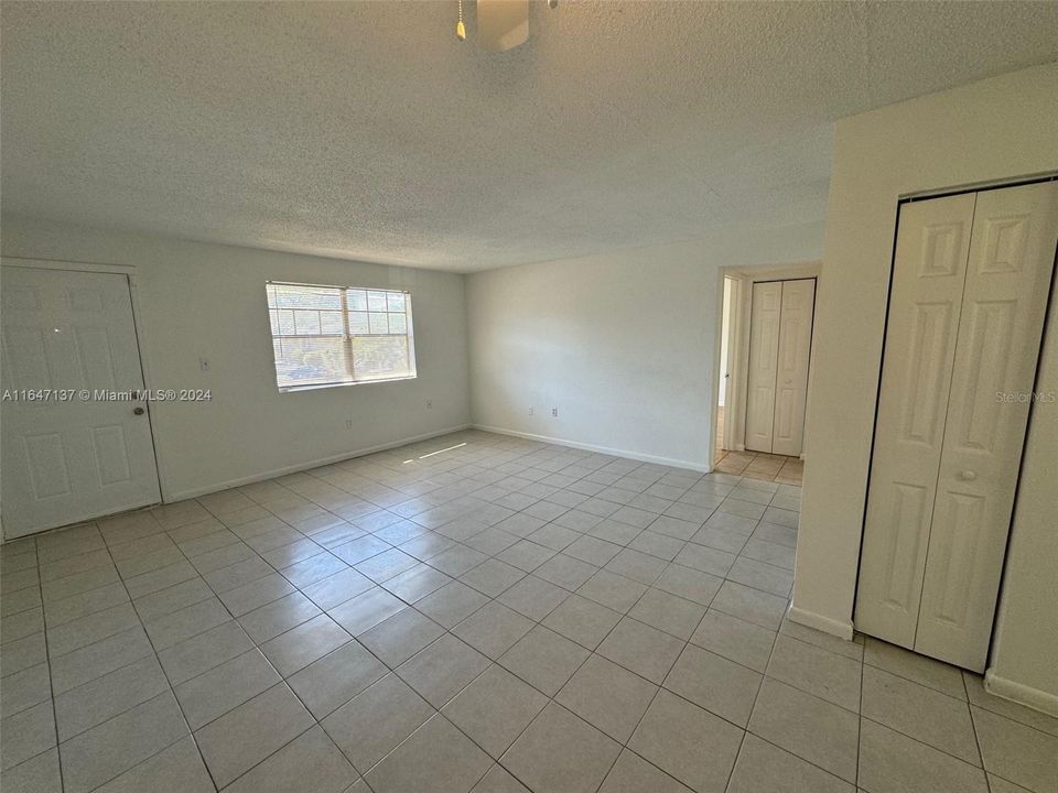 For Rent: $1,400 (2 beds, 1 baths, 899 Square Feet)