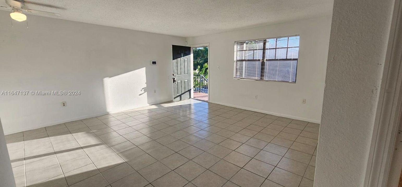 For Rent: $1,400 (2 beds, 1 baths, 899 Square Feet)