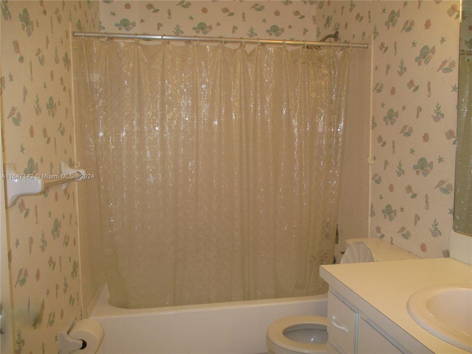 GUEST BATHROOM WITH SHOWER & TUB