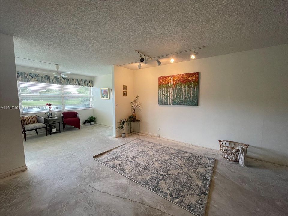 For Sale: $139,999 (2 beds, 2 baths, 1025 Square Feet)