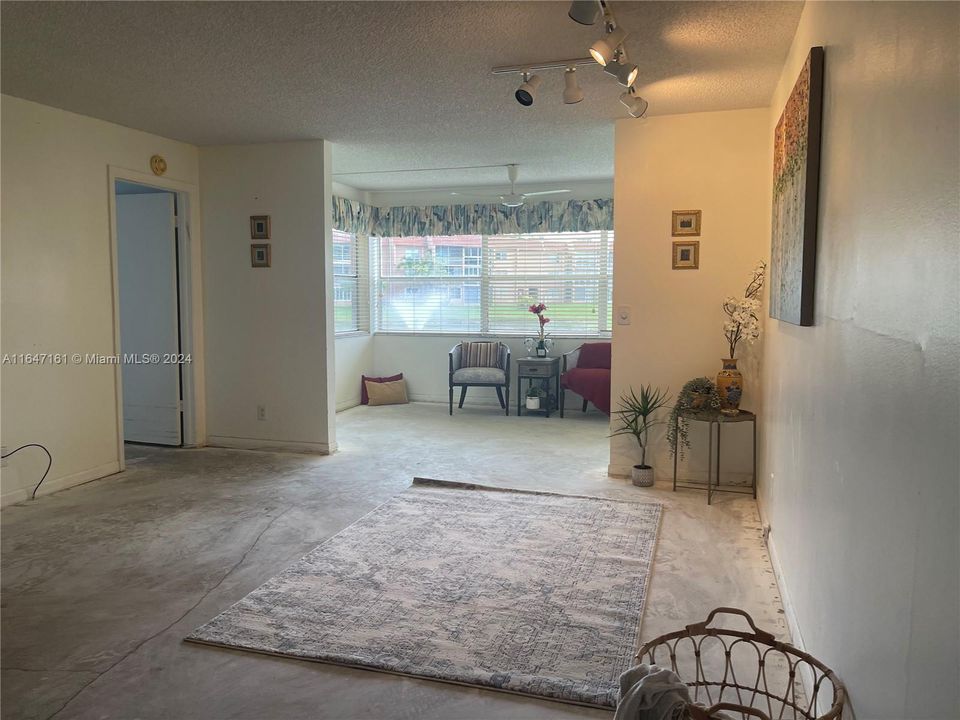 For Sale: $139,999 (2 beds, 2 baths, 1025 Square Feet)