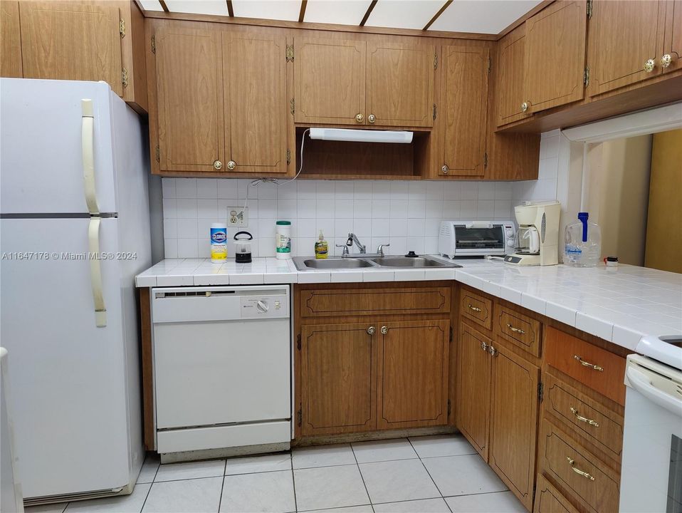 For Sale: $149,900 (1 beds, 1 baths, 770 Square Feet)