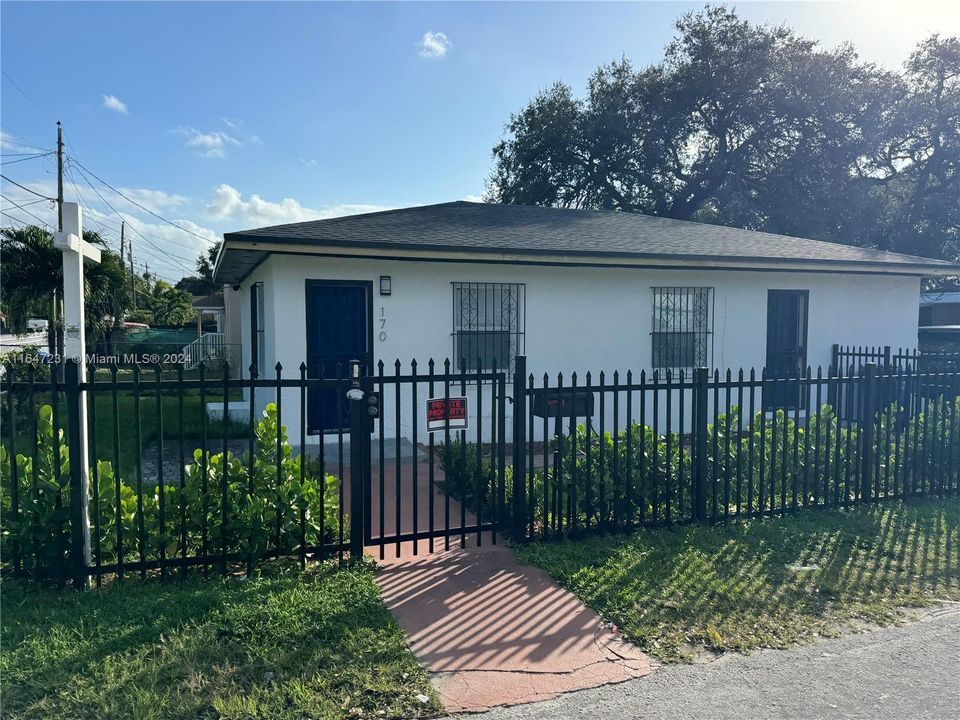 For Sale: $484,000 (3 beds, 2 baths, 1053 Square Feet)