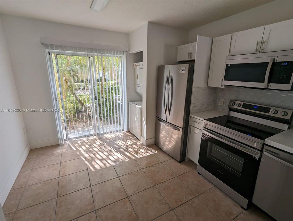 For Sale: $300,000 (2 beds, 2 baths, 970 Square Feet)