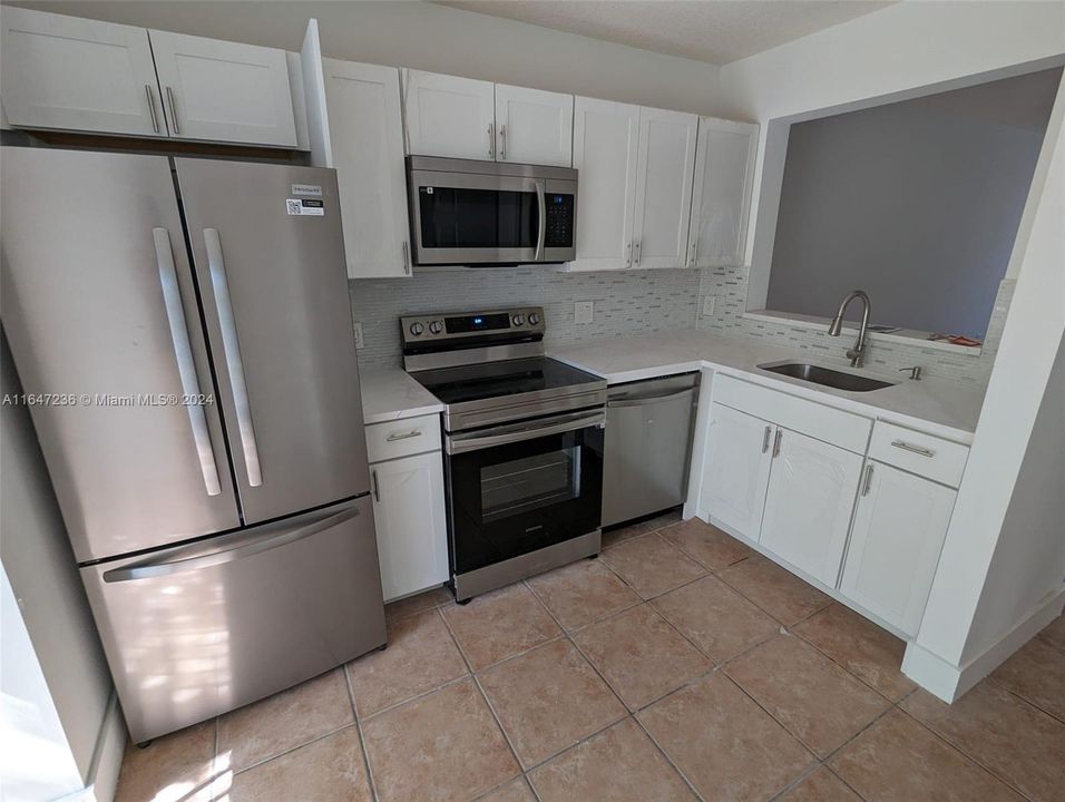 For Sale: $300,000 (2 beds, 2 baths, 970 Square Feet)