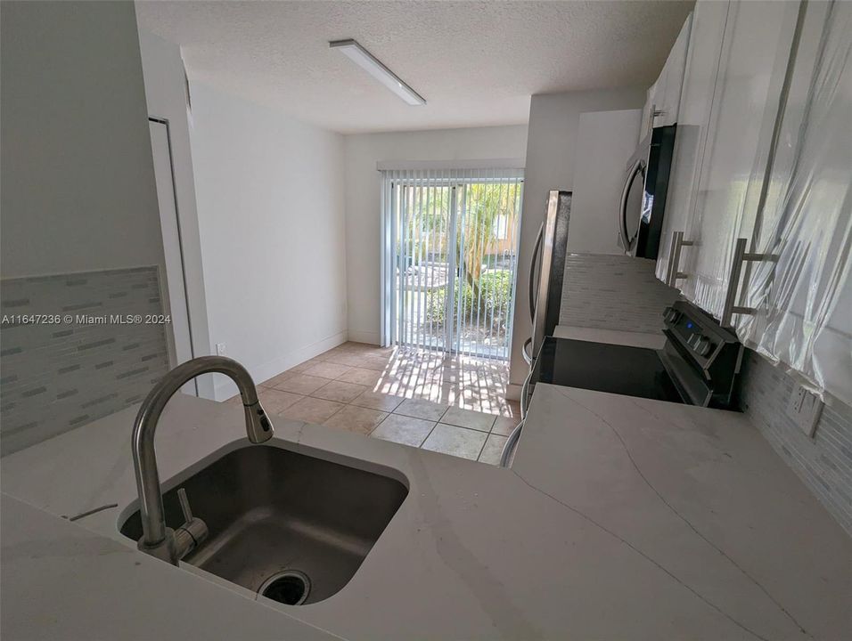 For Sale: $300,000 (2 beds, 2 baths, 970 Square Feet)