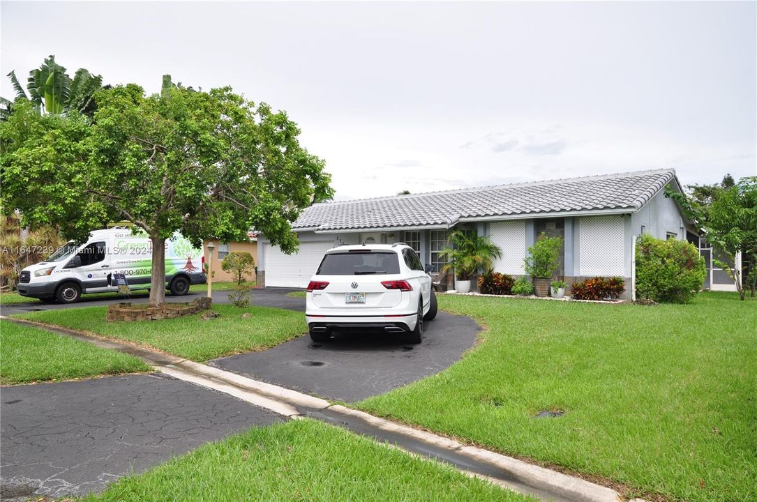 Active With Contract: $595,000 (4 beds, 2 baths, 1722 Square Feet)