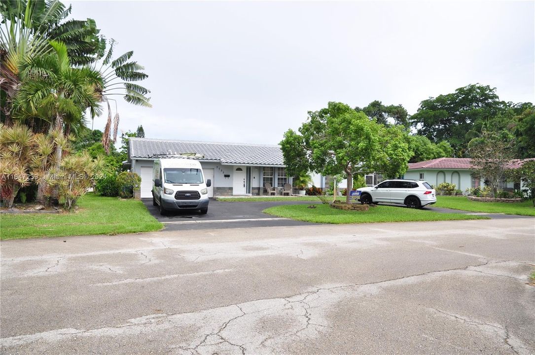 Active With Contract: $595,000 (4 beds, 2 baths, 1722 Square Feet)