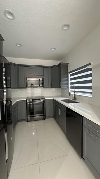 Recently Rented: $3,250 (3 beds, 2 baths, 1475 Square Feet)