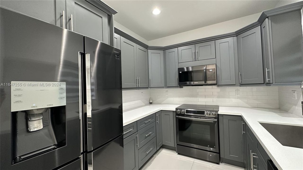 Recently Rented: $3,250 (3 beds, 2 baths, 1475 Square Feet)