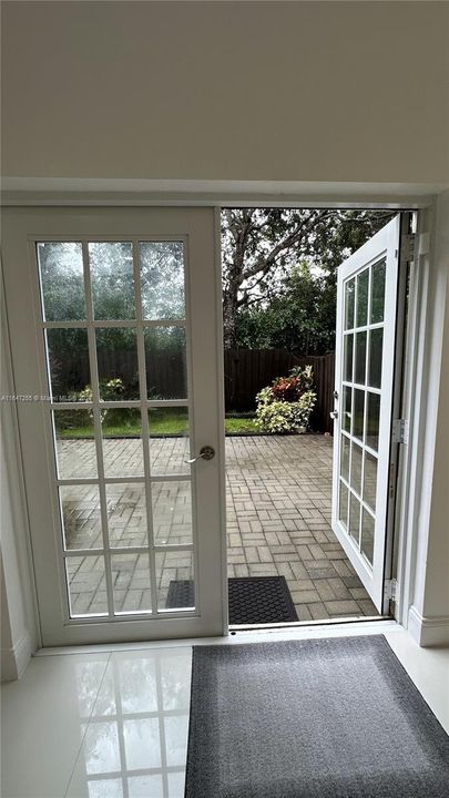 Recently Rented: $3,250 (3 beds, 2 baths, 1475 Square Feet)