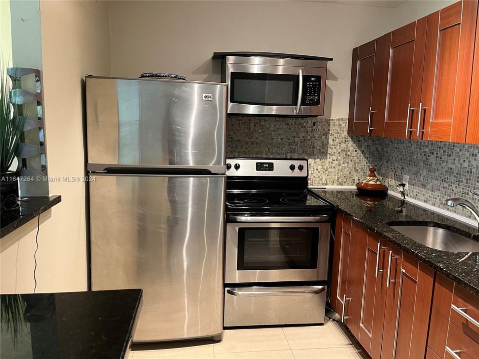 Active With Contract: $1,600 (1 beds, 1 baths, 715 Square Feet)