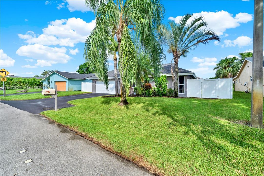 Active With Contract: $599,999 (3 beds, 2 baths, 1853 Square Feet)