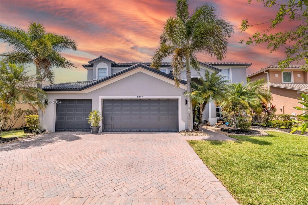 Active With Contract: $6,900 (5 beds, 4 baths, 3330 Square Feet)