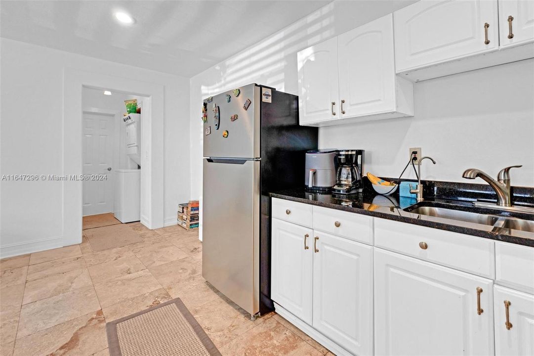 For Sale: $310,000 (1 beds, 1 baths, 644 Square Feet)