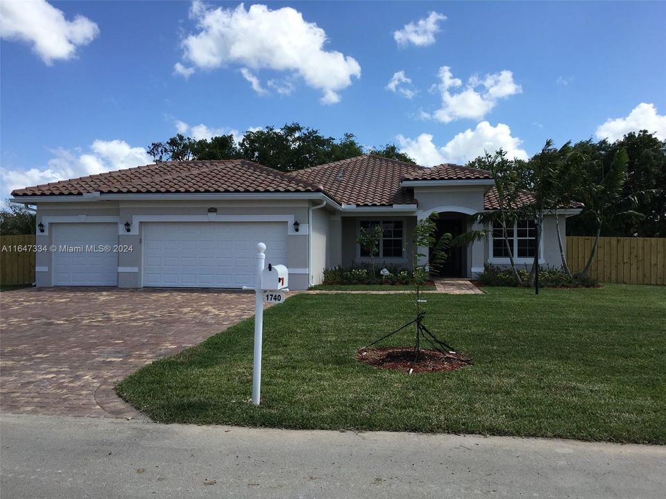 Active With Contract: $4,300 (4 beds, 2 baths, 1974 Square Feet)