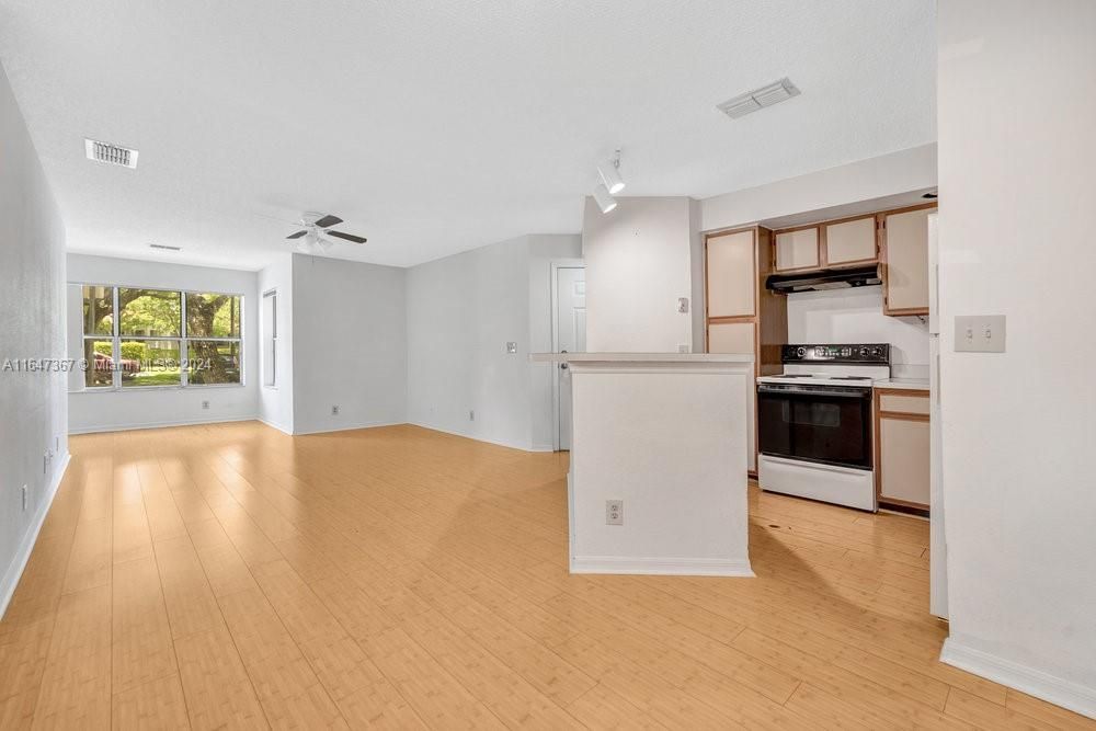 Active With Contract: $1,650 (1 beds, 1 baths, 712 Square Feet)