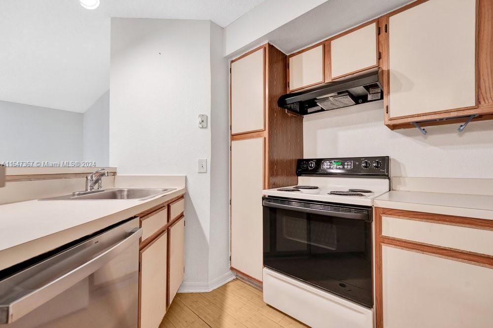 Active With Contract: $1,650 (1 beds, 1 baths, 712 Square Feet)