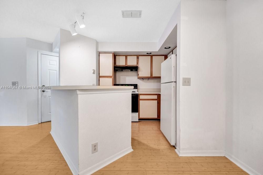 Active With Contract: $1,650 (1 beds, 1 baths, 712 Square Feet)