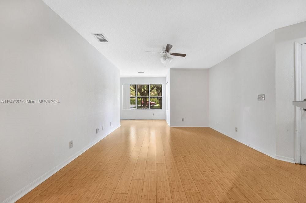 Active With Contract: $1,650 (1 beds, 1 baths, 712 Square Feet)