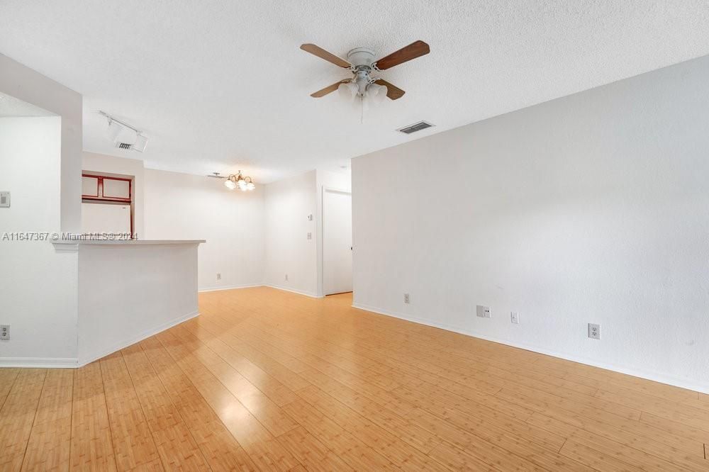 Active With Contract: $1,650 (1 beds, 1 baths, 712 Square Feet)