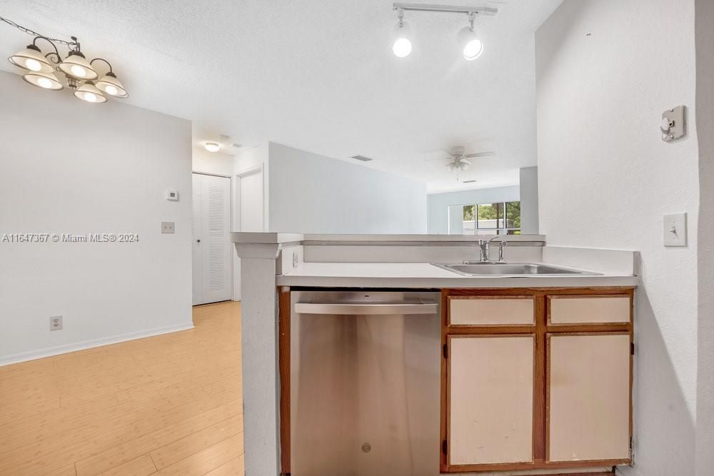 Active With Contract: $1,650 (1 beds, 1 baths, 712 Square Feet)