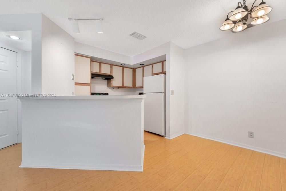 Active With Contract: $1,650 (1 beds, 1 baths, 712 Square Feet)