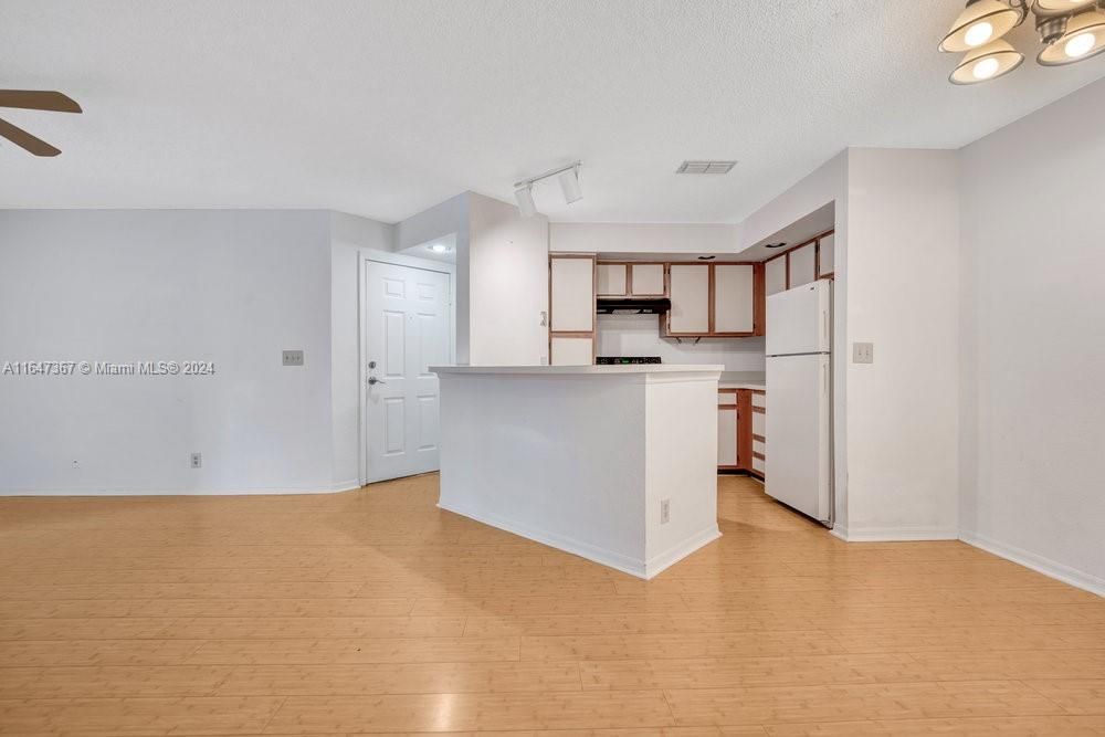 Active With Contract: $1,650 (1 beds, 1 baths, 712 Square Feet)