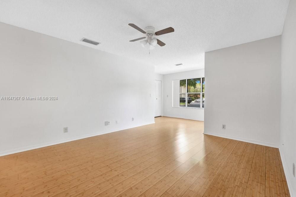 Active With Contract: $1,650 (1 beds, 1 baths, 712 Square Feet)