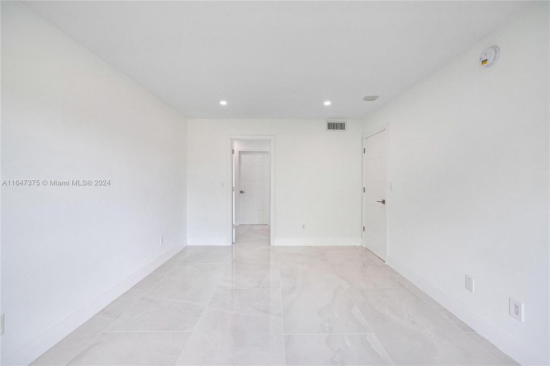 For Sale: $565,000 (1 beds, 1 baths, 787 Square Feet)