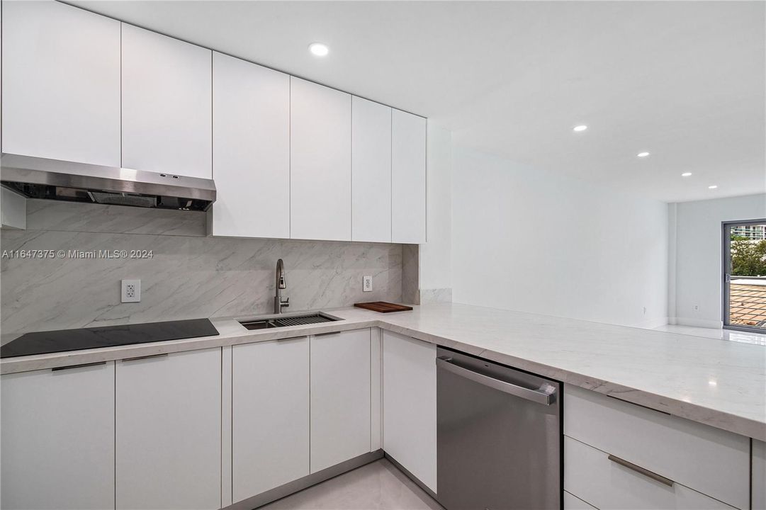 For Sale: $565,000 (1 beds, 1 baths, 787 Square Feet)