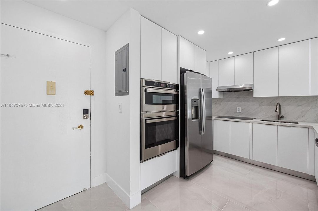 For Sale: $565,000 (1 beds, 1 baths, 787 Square Feet)