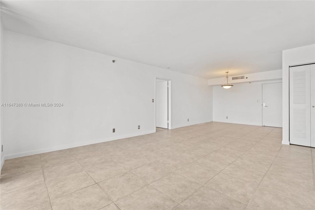 For Sale: $419,000 (2 beds, 2 baths, 1062 Square Feet)