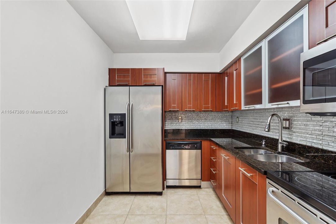 For Sale: $419,000 (2 beds, 2 baths, 1062 Square Feet)