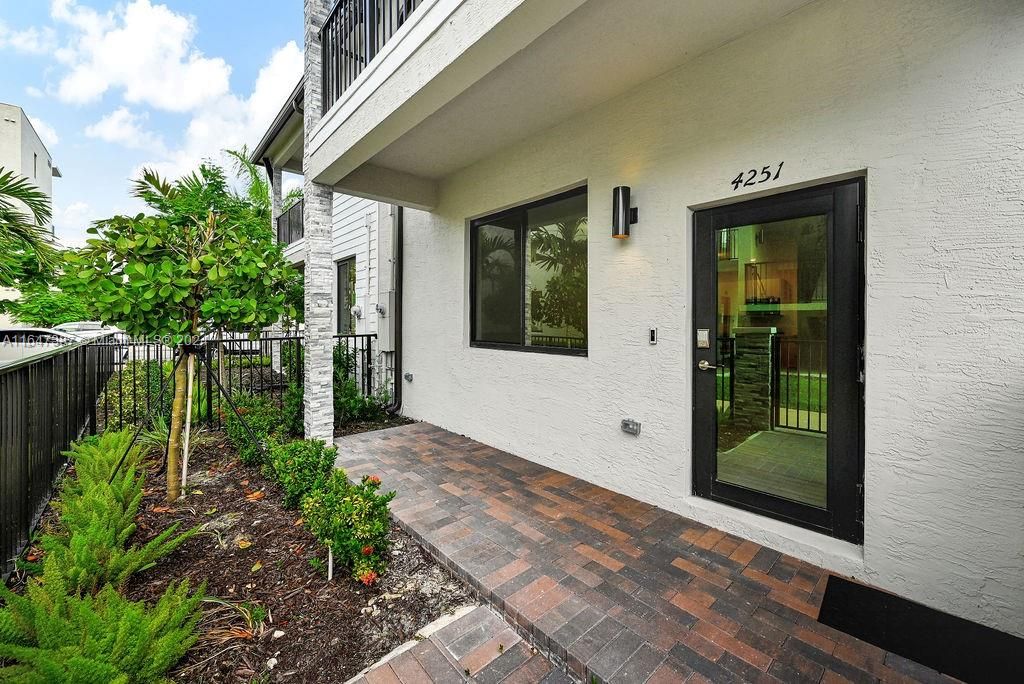 Recently Sold: $680,000 (3 beds, 2 baths, 1604 Square Feet)