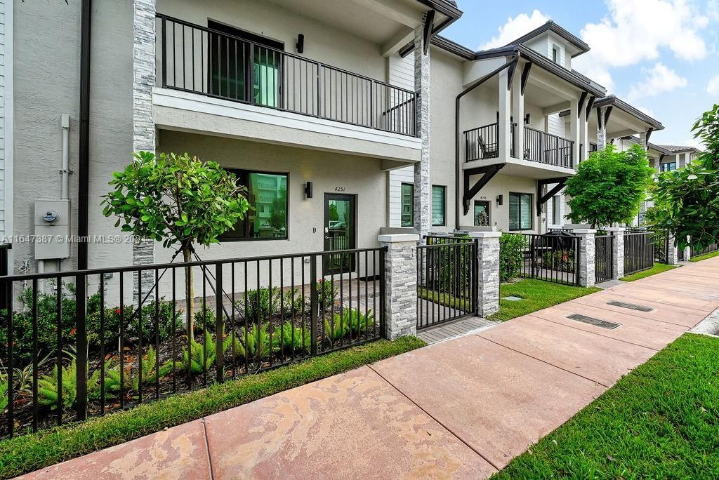 Recently Sold: $680,000 (3 beds, 2 baths, 1604 Square Feet)