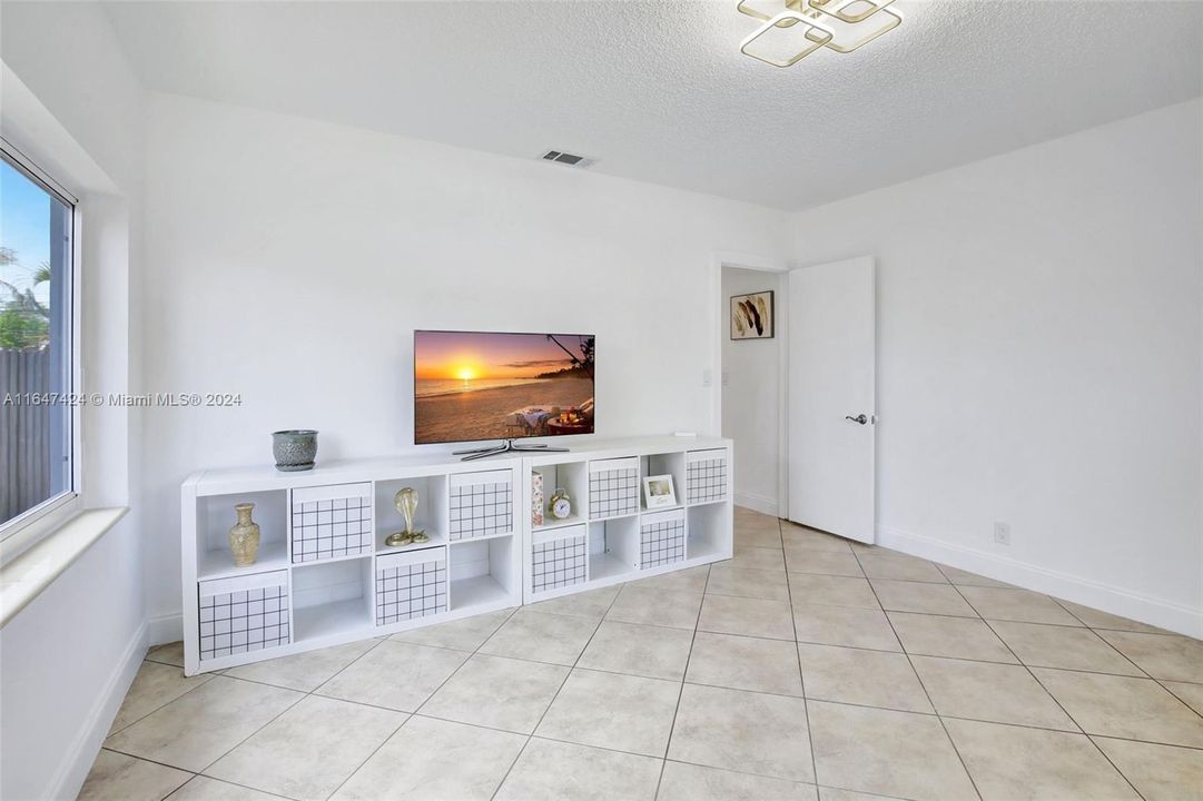 For Sale: $559,000 (2 beds, 1 baths, 1020 Square Feet)