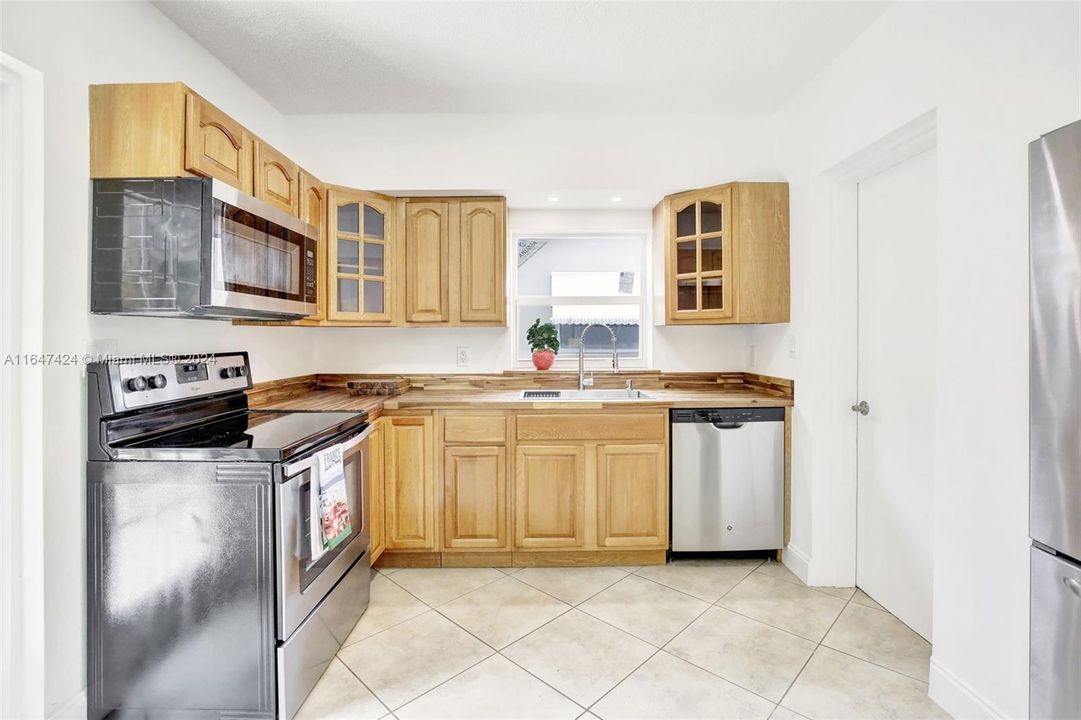 For Sale: $559,000 (2 beds, 1 baths, 1020 Square Feet)