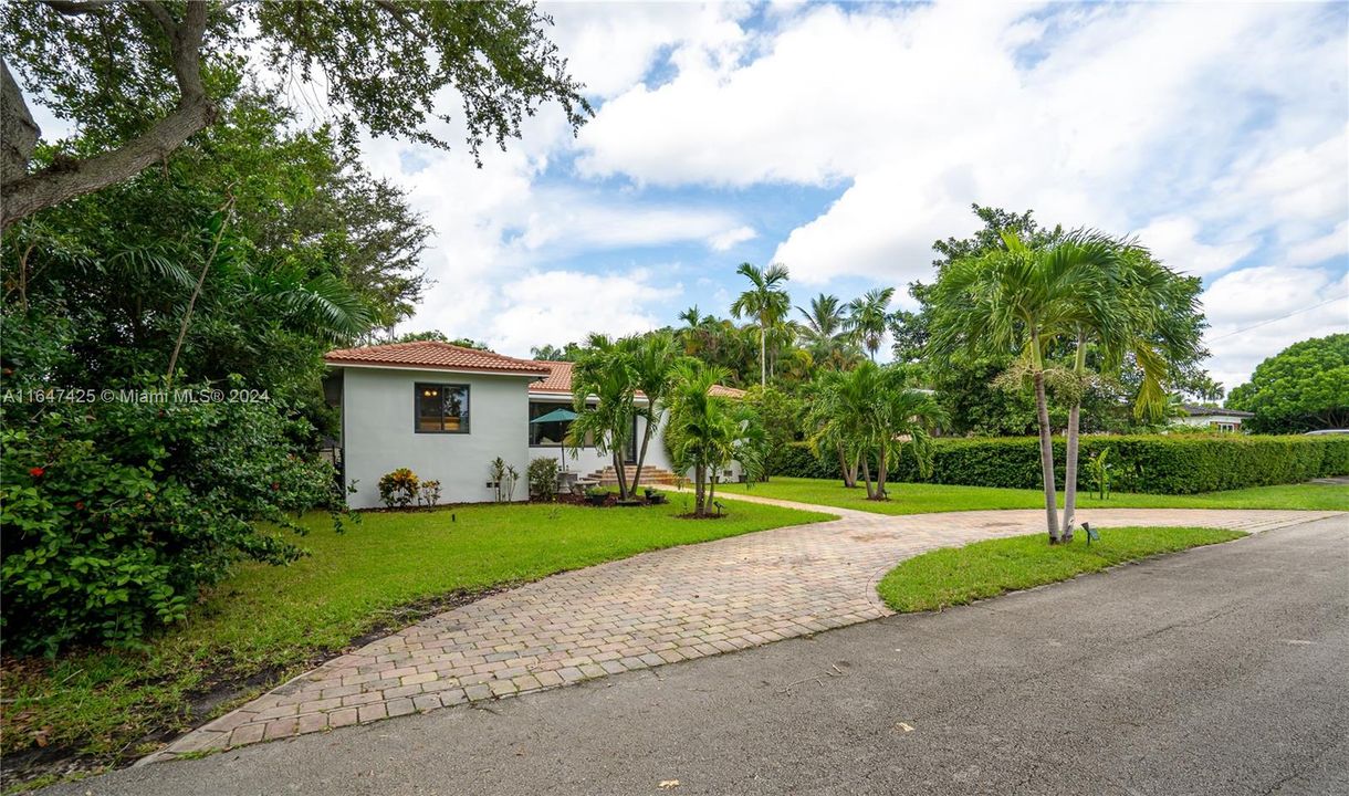 For Sale: $1,100,000 (3 beds, 2 baths, 1396 Square Feet)