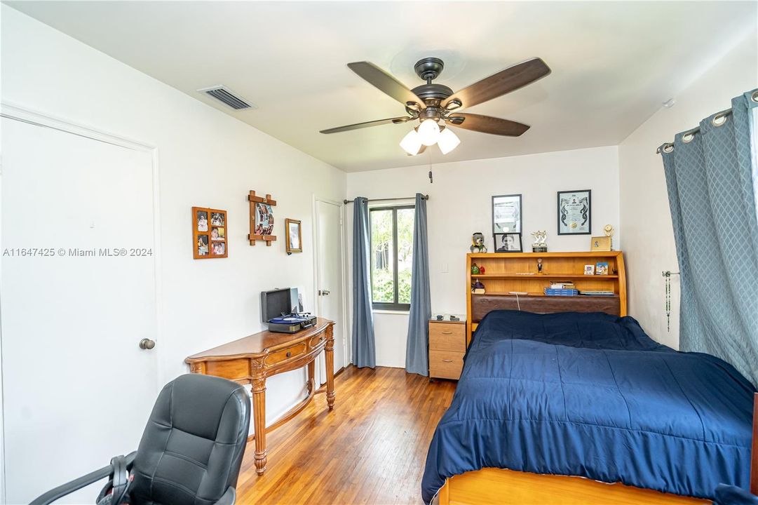 For Sale: $1,100,000 (3 beds, 2 baths, 1396 Square Feet)