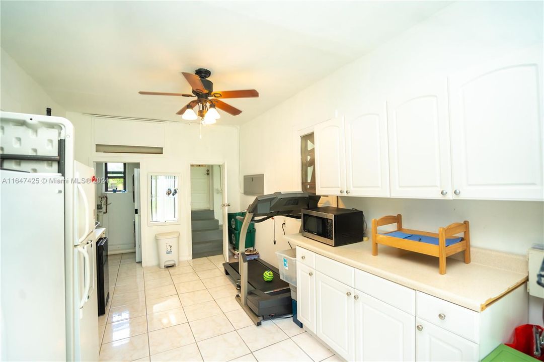 For Sale: $1,100,000 (3 beds, 2 baths, 1396 Square Feet)