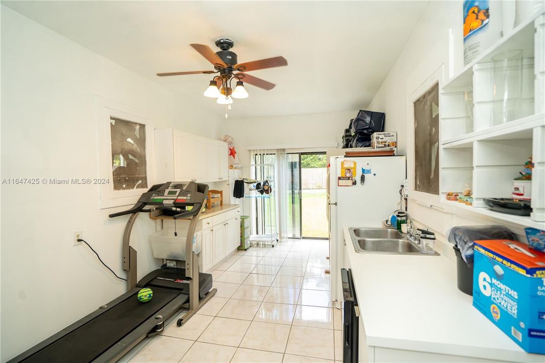 For Sale: $1,100,000 (3 beds, 2 baths, 1396 Square Feet)