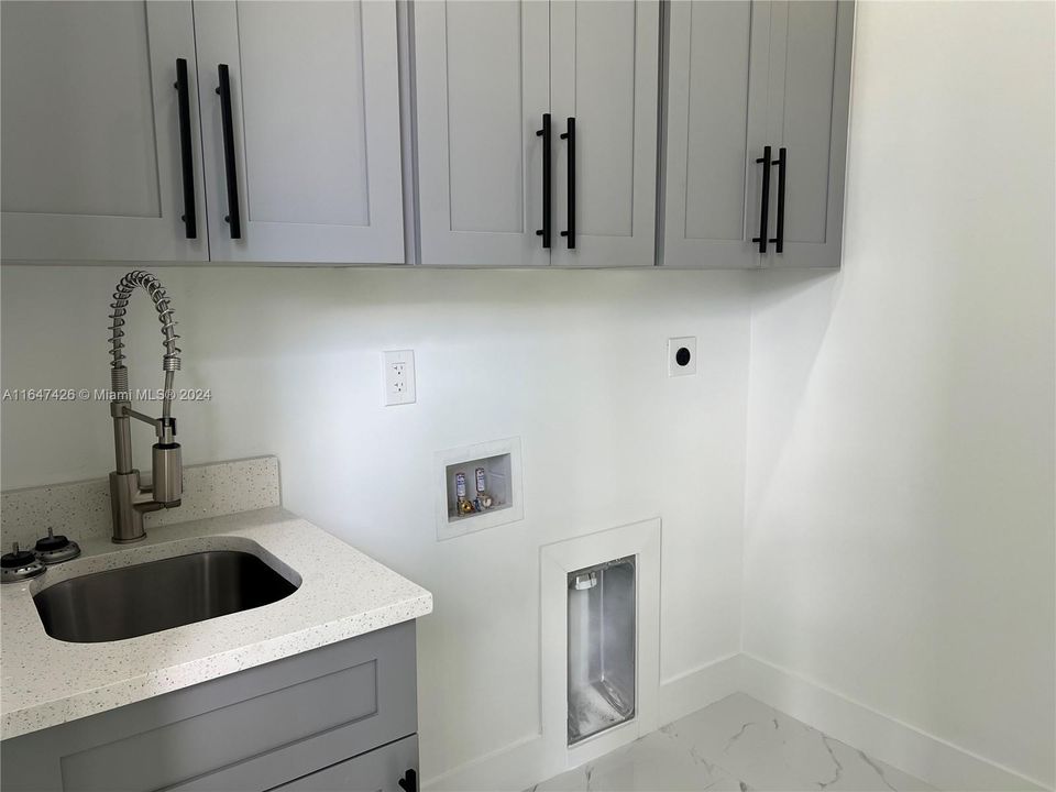 For Sale: $375,000 (3 beds, 2 baths, 1600 Square Feet)