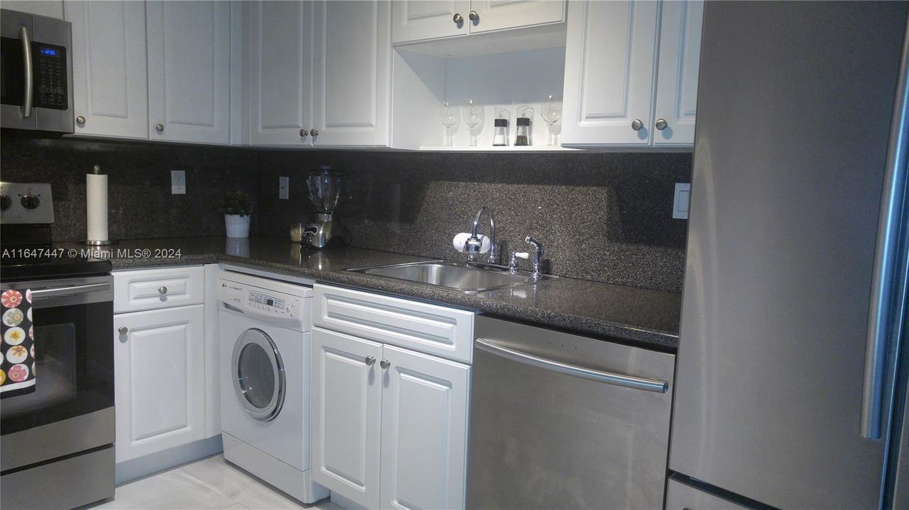 For Sale: $449,000 (1 beds, 1 baths, 793 Square Feet)