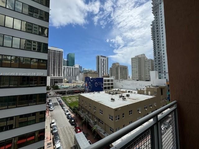 For Sale: $385,000 (1 beds, 1 baths, 978 Square Feet)