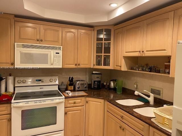 Recently Rented: $3,300 (1 beds, 1 baths, 993 Square Feet)