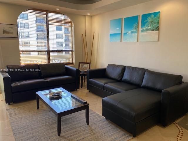 Recently Rented: $3,300 (1 beds, 1 baths, 993 Square Feet)